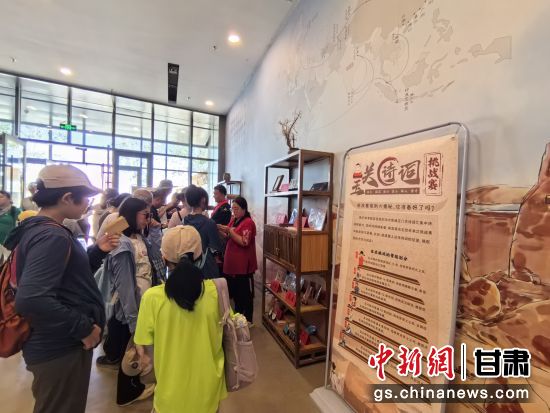 近日，玉門關(guān)遺址景區(qū)開啟了一場精彩紛呈的玉關(guān)詩詞挑戰(zhàn)賽，吸引眾多游人參與其中。玉門關(guān)遺址景區(qū)供圖