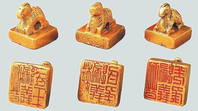 從左至右依次為“晉歸義羌侯”金印、“晉歸義氐王”金印、“魏歸義氐侯”金印