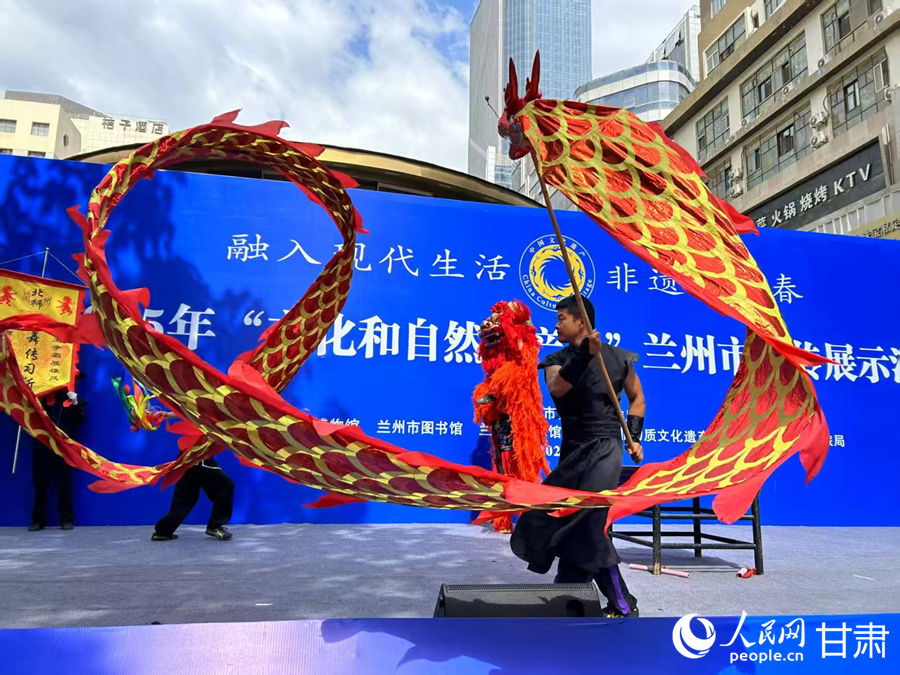 柴宗峰在2025年“文化和自然遺產日”蘭州市非遺宣傳展示活動中表演舞獅。人民網記者 焦隆攝