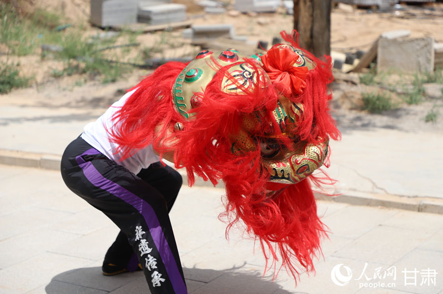 柴宗峰在桃林村展示蘭州北獅風采。人民網記者 焦隆攝